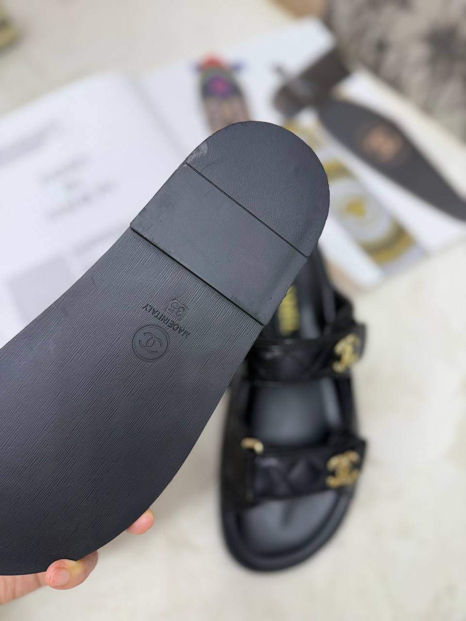 샤넬 시즌 CC 로고 가죽 레더 벨크로 뮬 슬리퍼 블랙