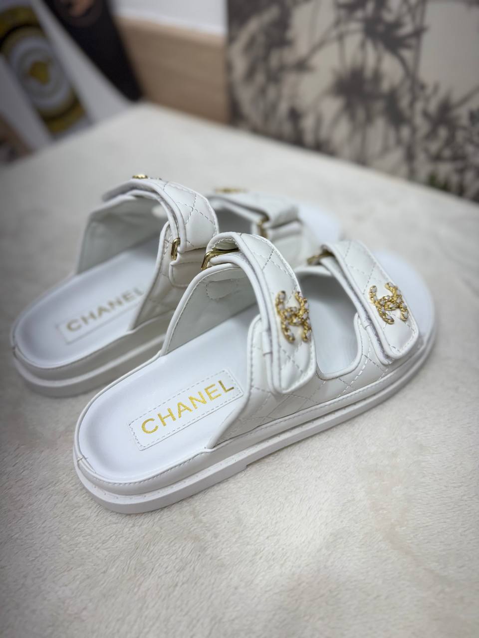 샤넬 시즌 CC 로고 가죽 레더 벨크로 뮬 슬리퍼 화이트