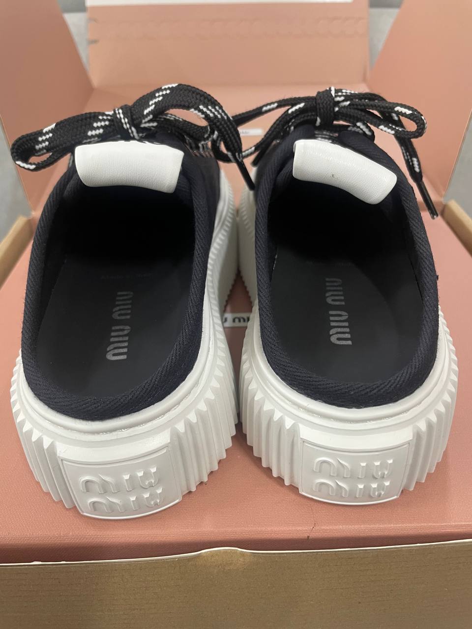 미우미우 스니커즈 뮬 (블랙/베이지)