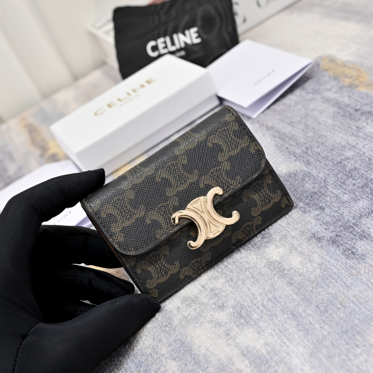 셀린느 플랩 카드지갑 탄