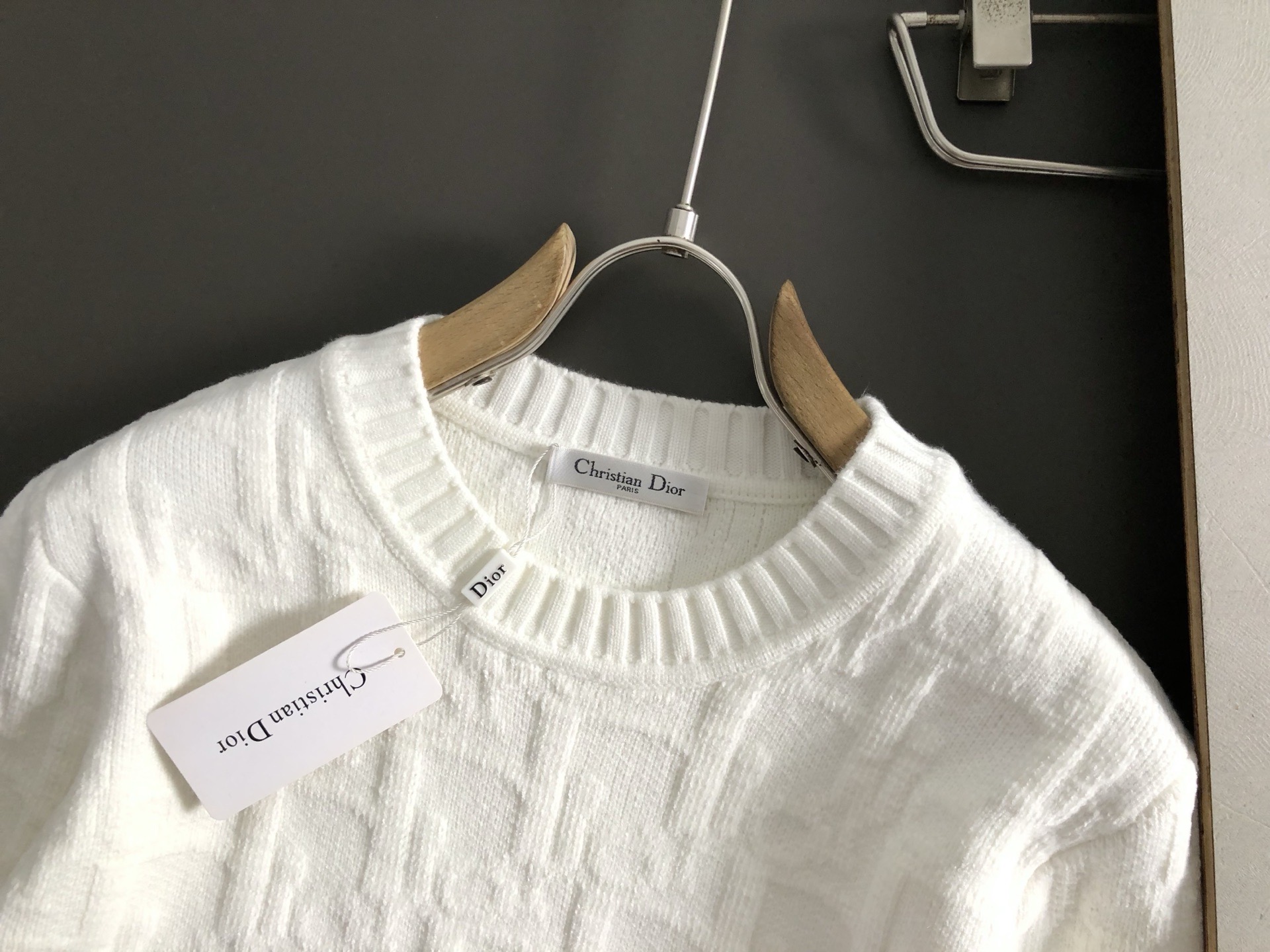 디올 자수로고 자가드 양모라운드