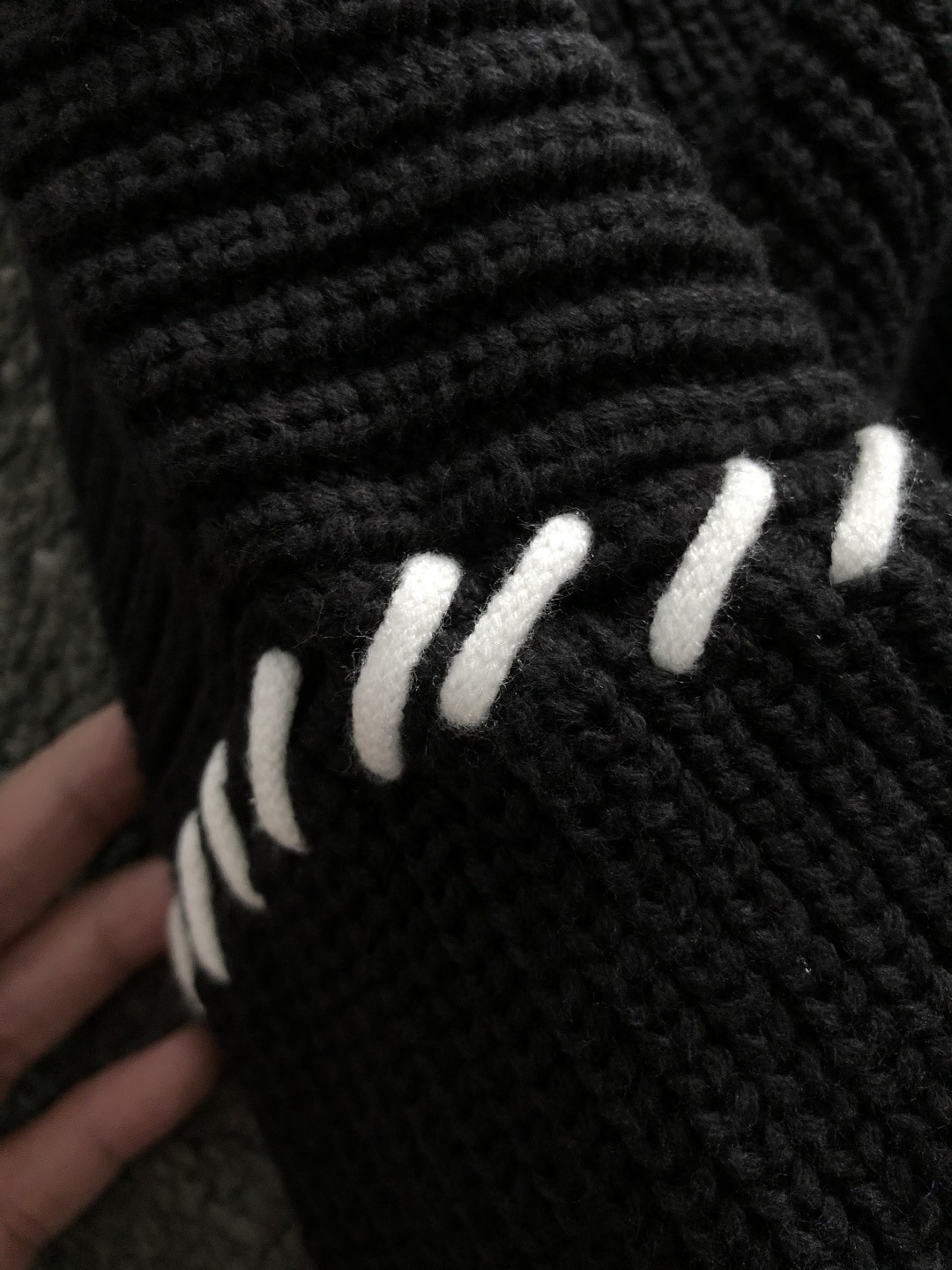 로에베 패치로고 암스티치 배색 양모라운드