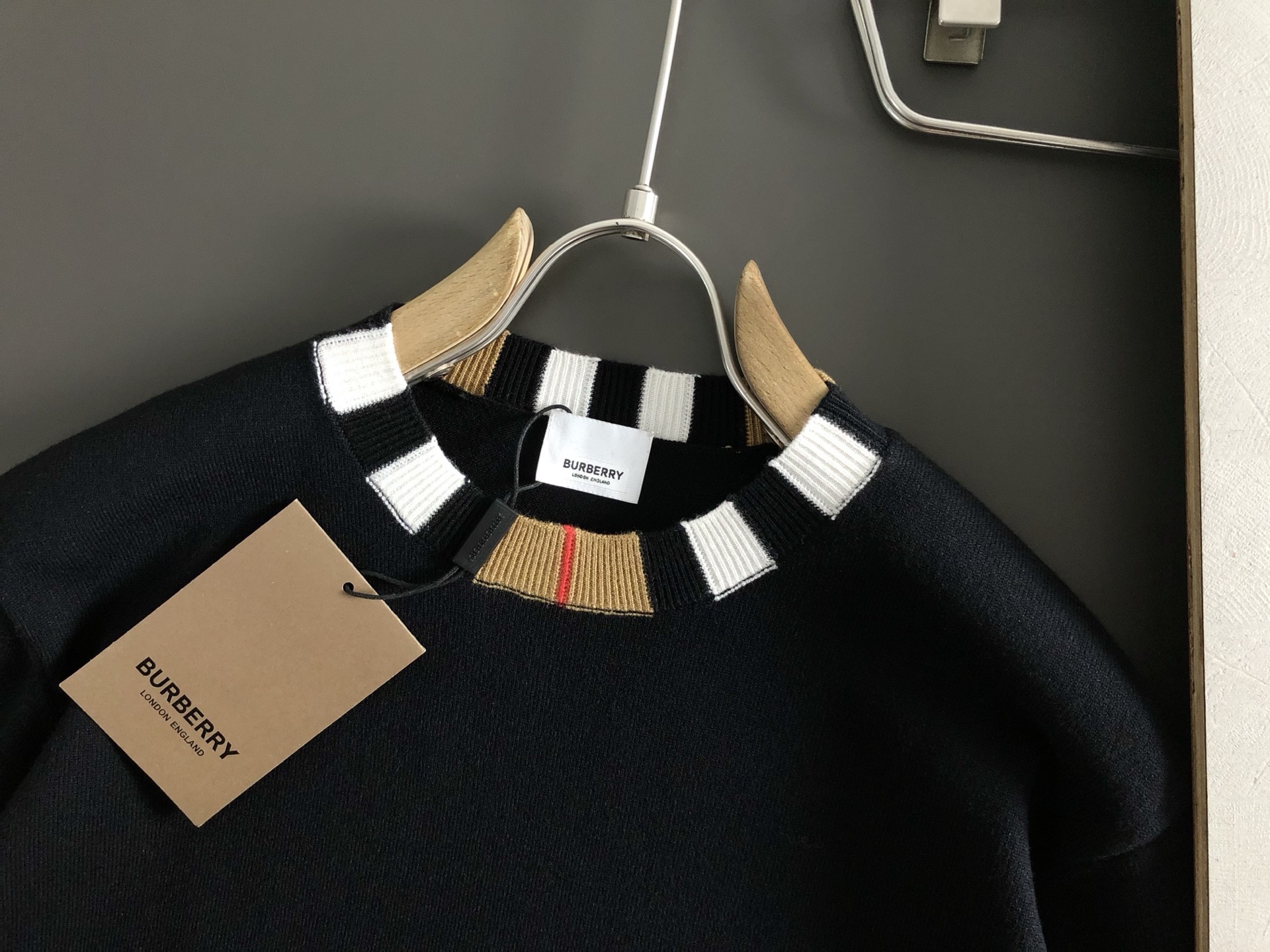 버버리 배색포인트 양모라운드 니트