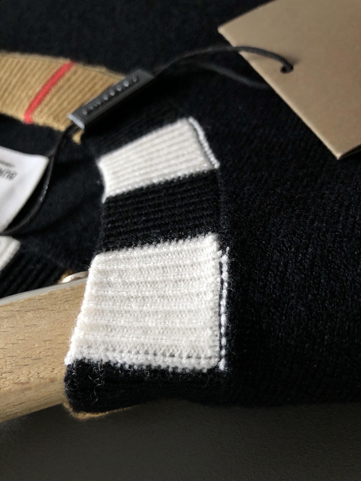 버버리 배색포인트 양모라운드 니트