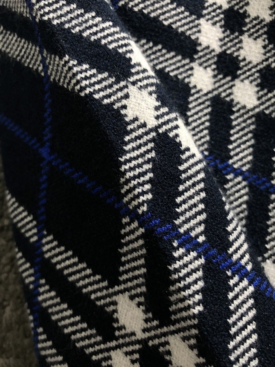 버버리 사선체크 풀오버 양모라운드 니트