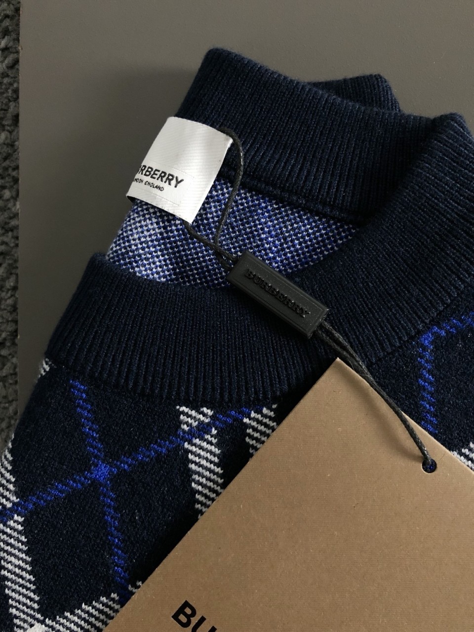 버버리 사선체크 풀오버 양모라운드 니트