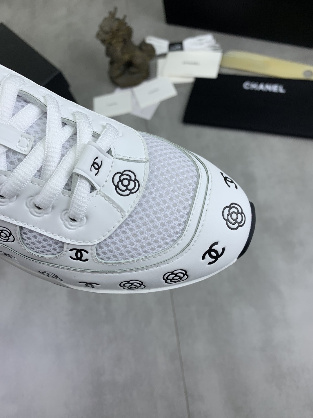 [CHANEL-샤넬]남녀공용 샤넬 스니커즈