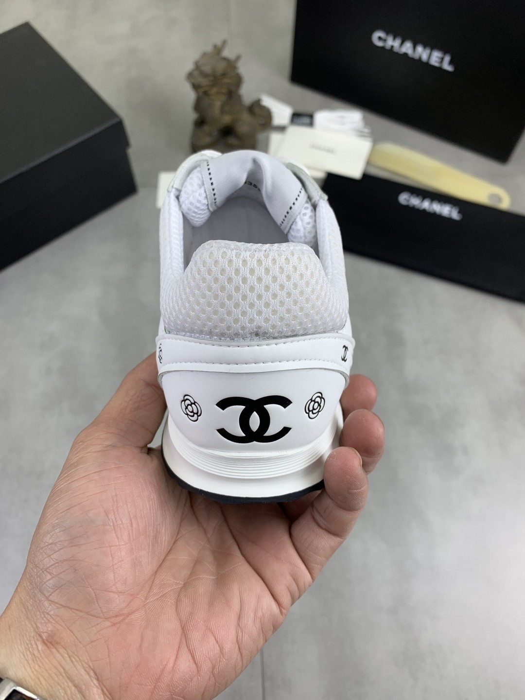 [CHANEL-샤넬]남녀공용 샤넬 스니커즈