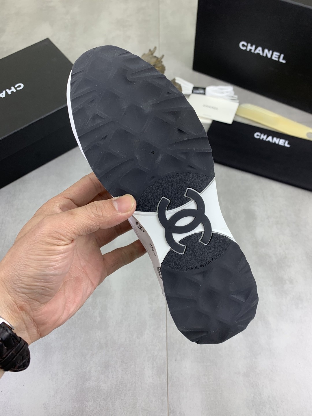 [CHANEL-샤넬]남녀공용 샤넬 스니커즈