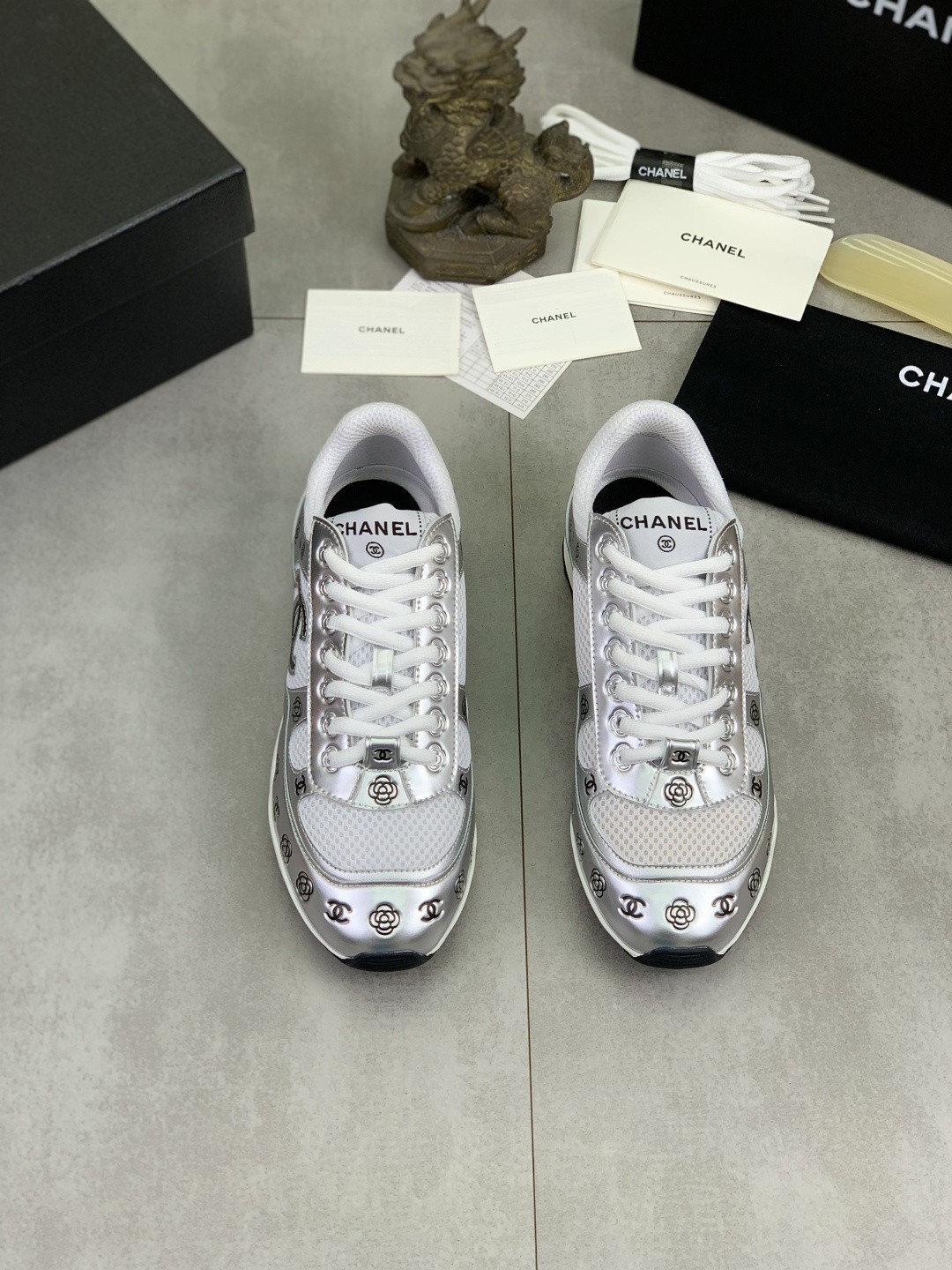 [CHANEL-샤넬]남녀공용 샤넬 스니커즈