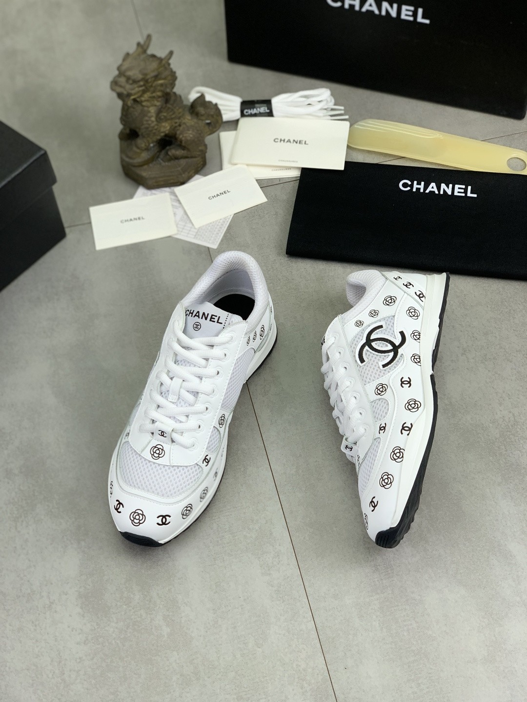 [CHANEL-샤넬]남녀공용 샤넬 스니커즈