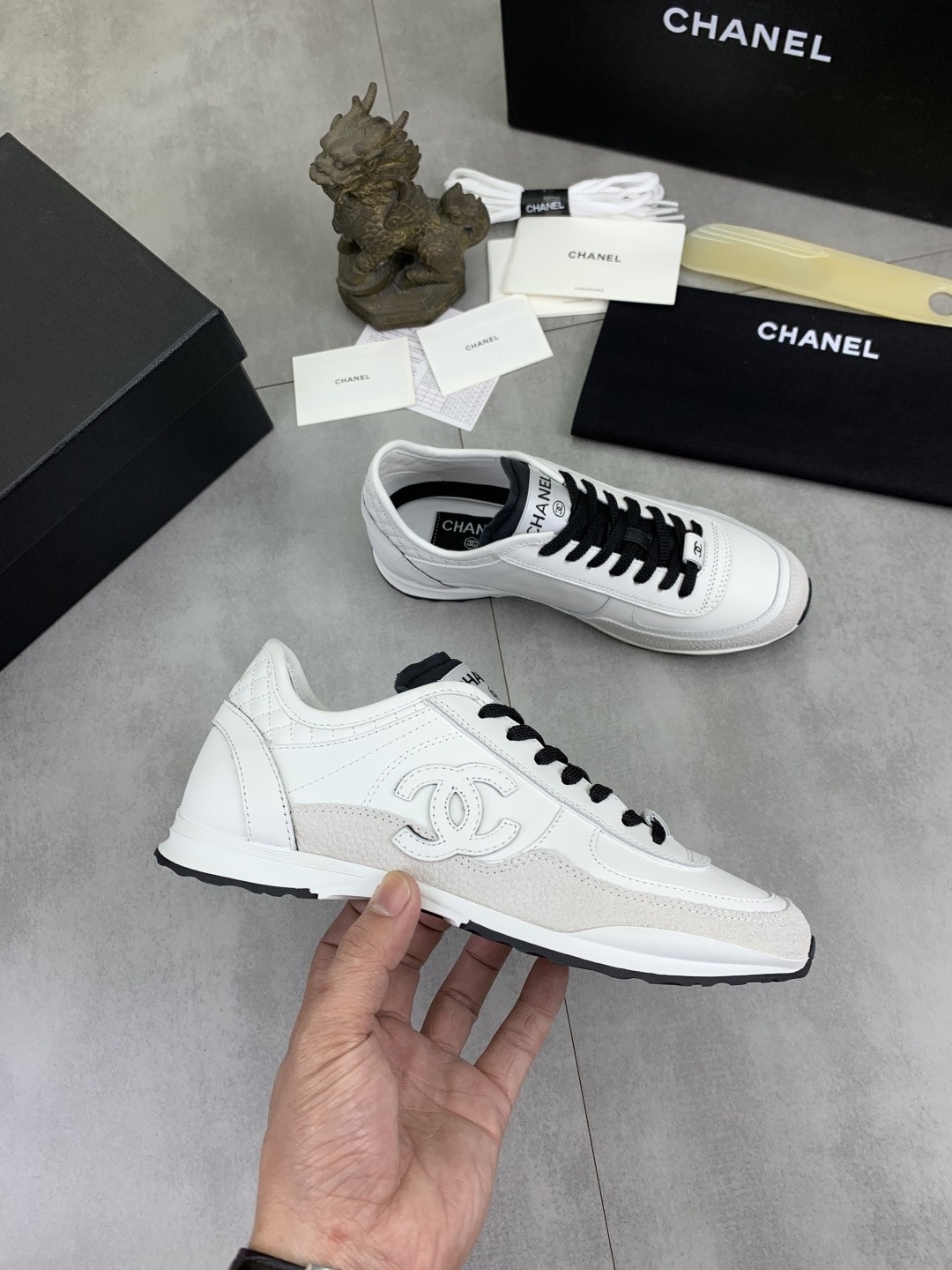[CHANEL-샤넬]남녀공용 샤넬 스니커즈