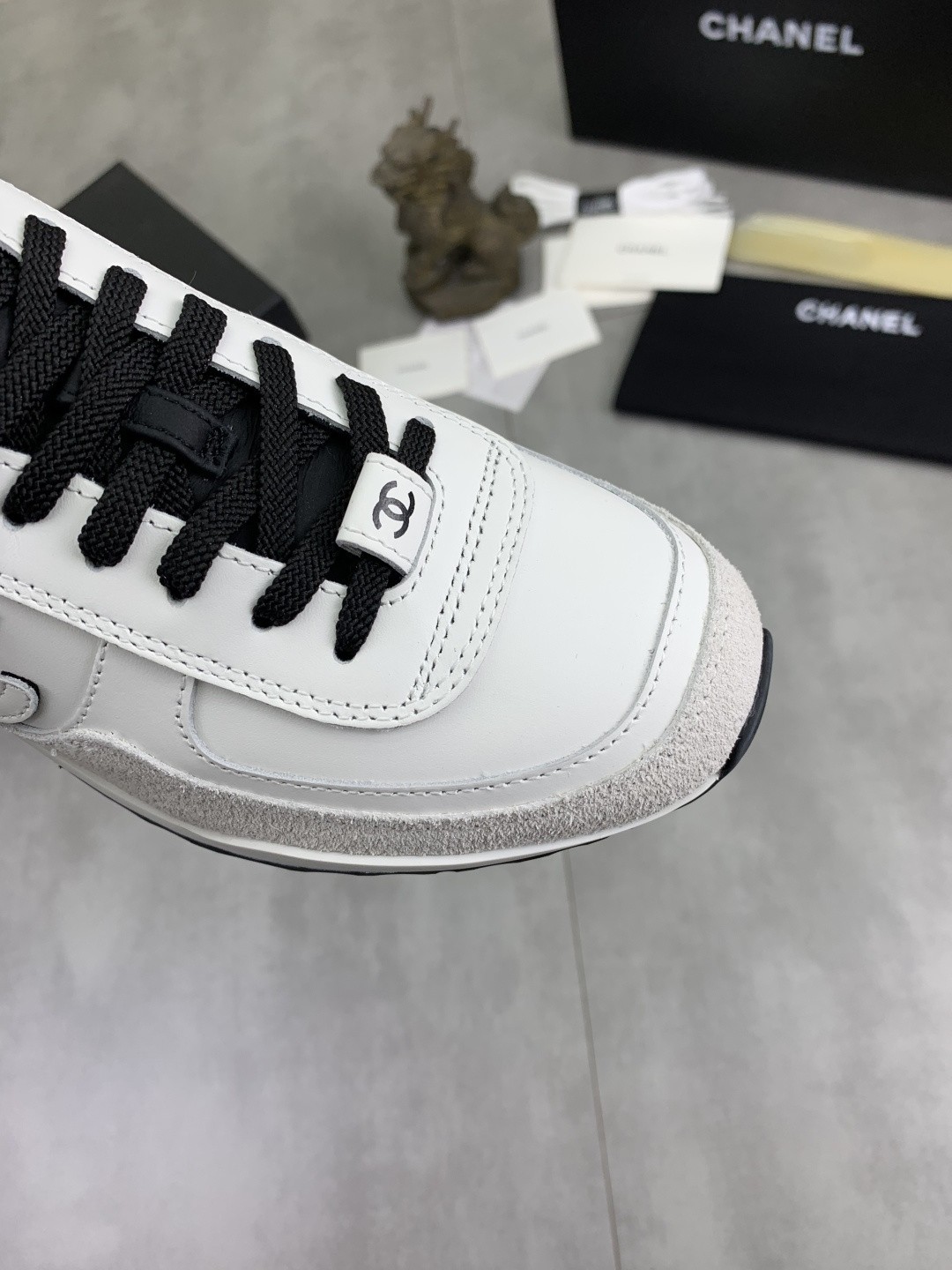 [CHANEL-샤넬]남녀공용 샤넬 스니커즈