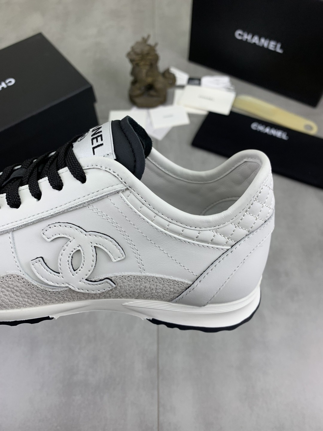 [CHANEL-샤넬]남녀공용 샤넬 스니커즈