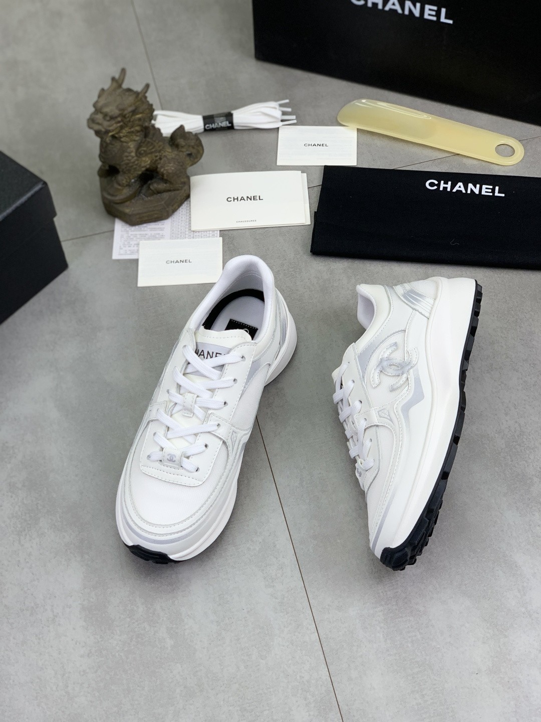 [CHANEL-샤넬]남녀공용 샤넬 스니커즈