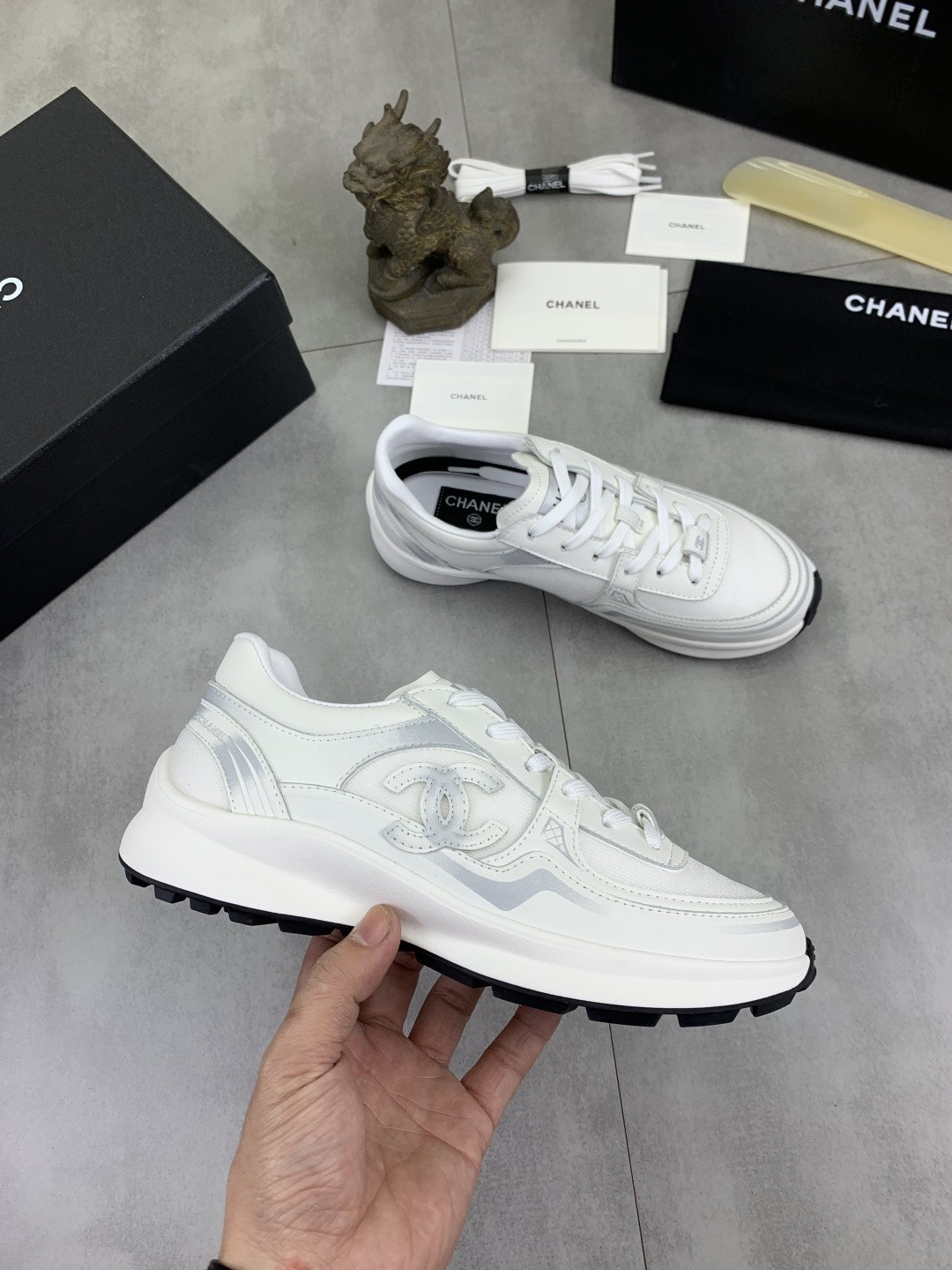 [CHANEL-샤넬]남녀공용 샤넬 스니커즈