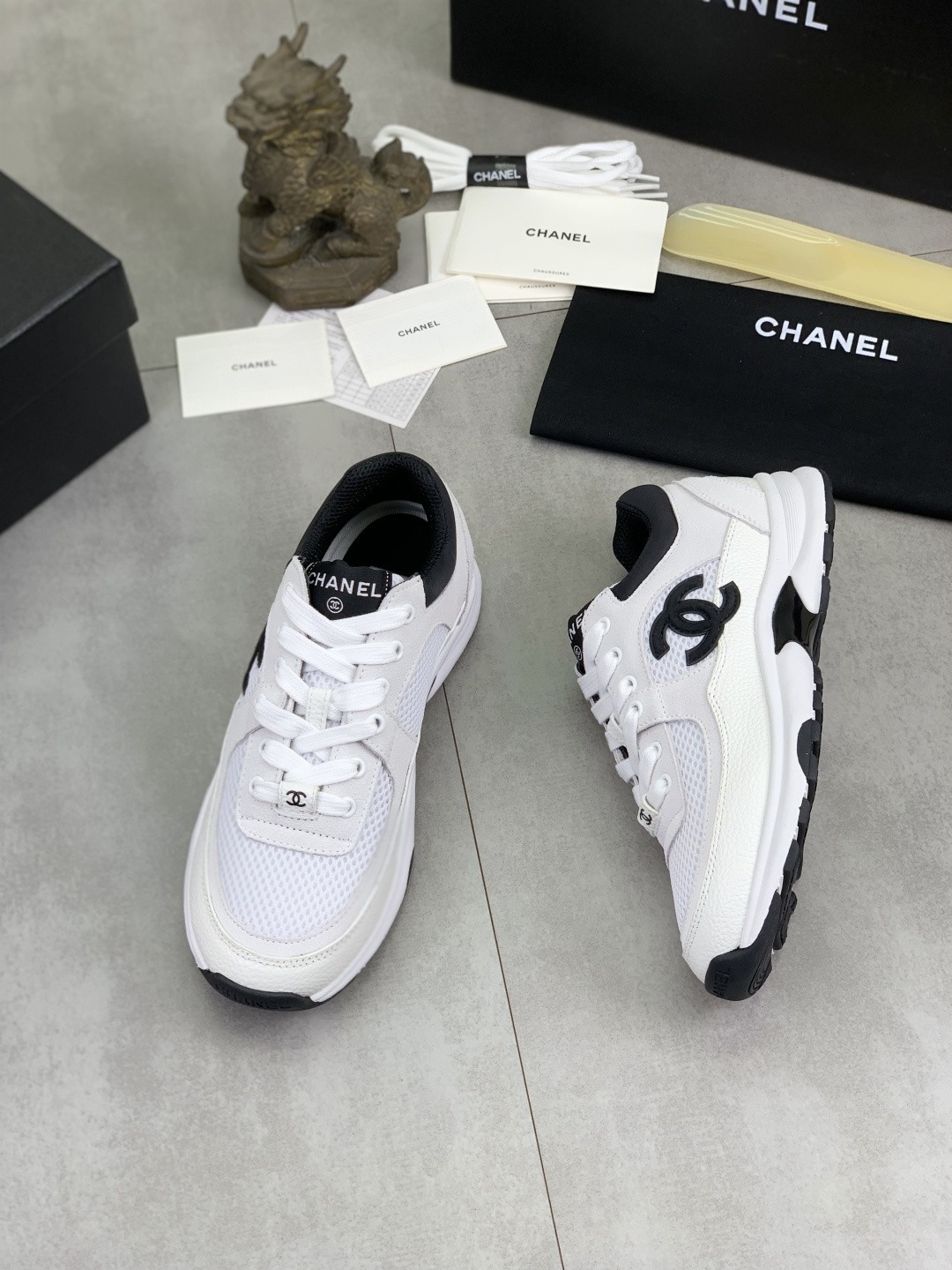 [CHANEL-샤넬]남녀공용 샤넬 스니커즈