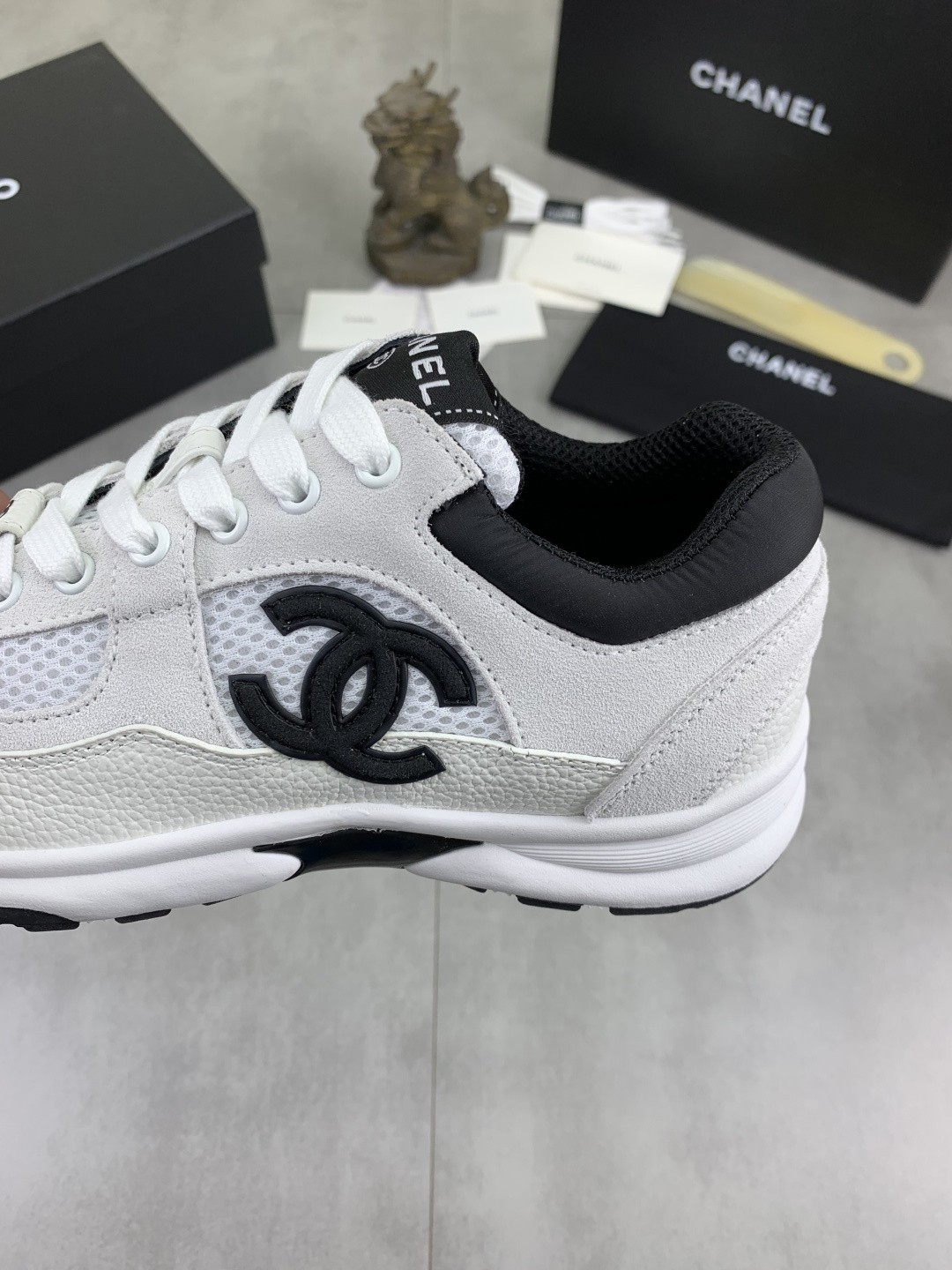 [CHANEL-샤넬]남녀공용 샤넬 스니커즈