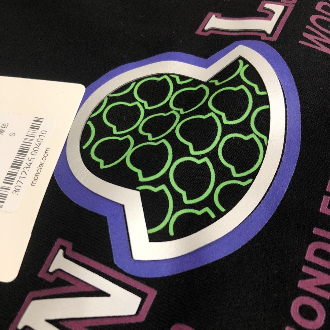 몽클레어 네온 레터링 맨투맨