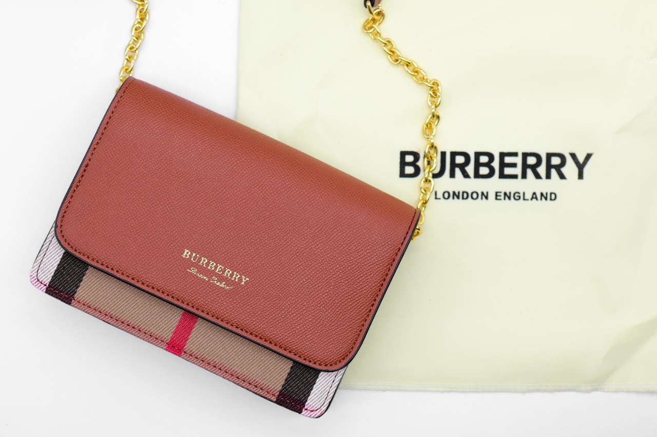 버버리 햄프셔 체인 미니 크로스백 (매장판)